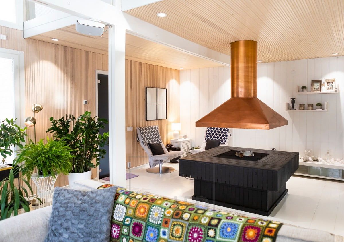 Small plafonds illuminating the general lighting in a space. Placed close to the wall, the light pattern of the lights is visible on the wall,